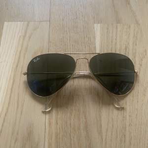 Oanvända Ray-Ban Aviators med guldskalm.