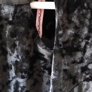 Fornarina klänning - Kort svart velour/sammet klänning 