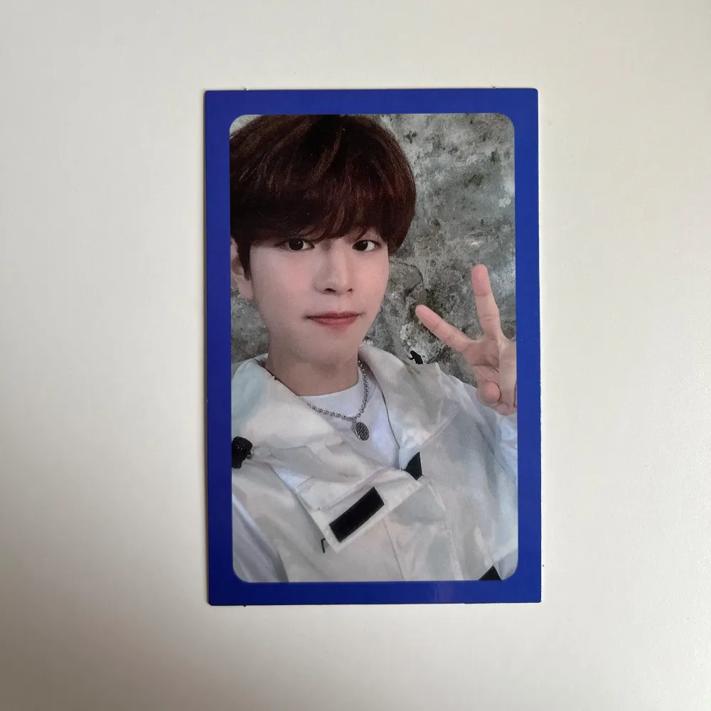 Säljer det här stray kids seungmin photocard. Frakten kostar 18kr.. Övrigt.