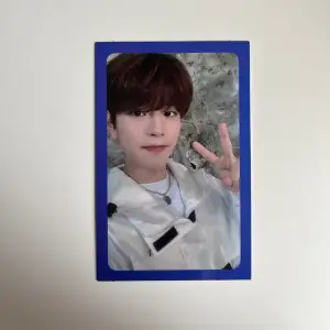 Säljer det här stray kids seungmin photocard. Frakten kostar 18kr.