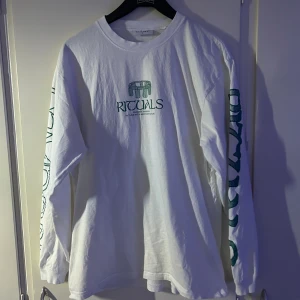 Tröja  - Säljer nu min VAILENT tröja då den inte kommer till användning lika ofta. Den är i riktigt fint skick (NY). Köpt på carling och finns inte att köpa längre. Köpt för 499kr så säljer den för 250kr nu. Priset är inte hugget i sten.☺️