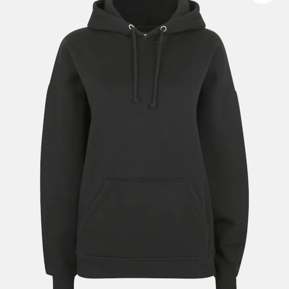 säljer denna hoodie från bikbok i storlek S. inge defekter alls och har haft den i några månader👍🏼❤️. Skönhet.