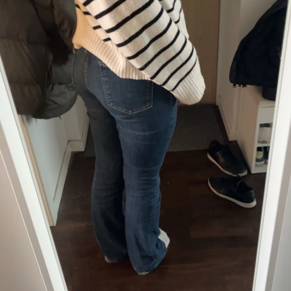 Super fina mörkblå low/midrized jeans från zara!. Jeans & Byxor.