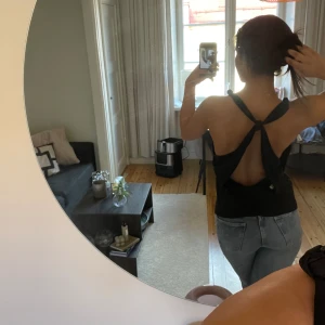 Topp zara - Svart topp från Zara med öppen rygg i storlek S 🌸använd enstaka gång säljer pågrund av att den inte kommer till användning 🩷