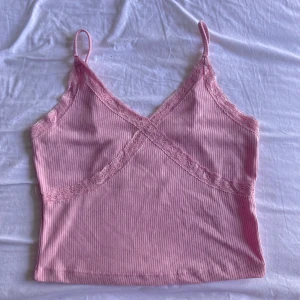 spetslinne  - rosa linne med spets från bikbok!