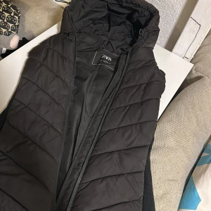 Zara väst  - Bra för att ha när de varmt passar in i alla kläder väldigt bekväm mjuka fickor 