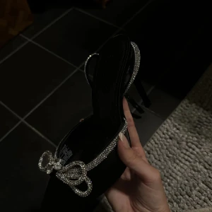 Svarta klackar  - Spetsiga med rosett❤️