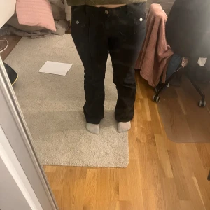 Lågmidjade jeans  - Intresse koll på mina utsålda lågmidjade hm jeans. Använder knappt dom, de är i jättebra skick. De är i storlek 36 men passar även 34 (priset kan diskuteras)