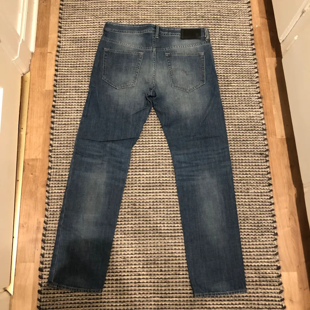 Diesel jeans-Mycket bra skick utan defekter-Storlek W32 L30-kolla gärna plaggen i min profil-Dma om du har några funderingar . Jeans & Byxor.