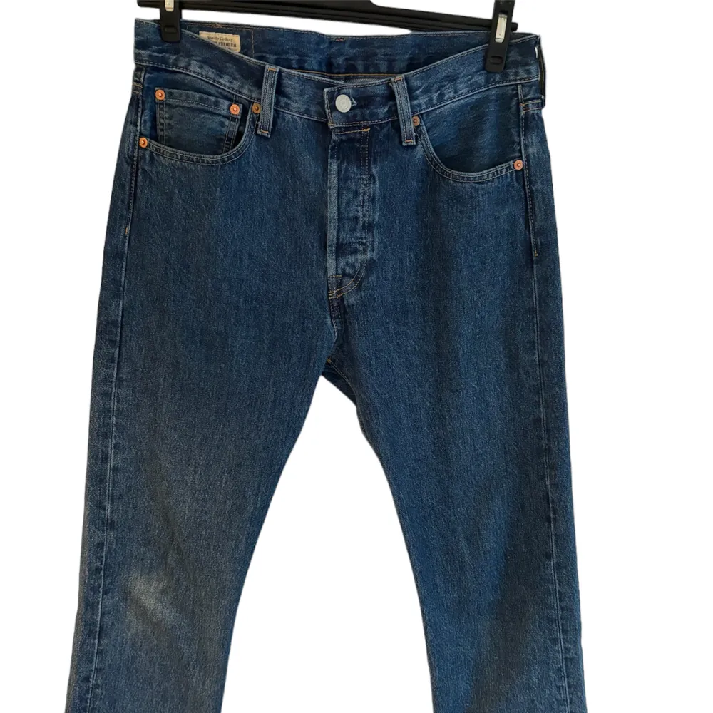 Levis 501 jeans i straight fit. Skick 10/10  Köpa för 1100kr . Jeans & Byxor.