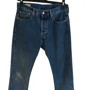 Levis 501 jeans i straight fit. Skick 10/10  Köpa för 1100kr 
