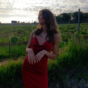 Balklänning  - Jättefin balklänning i satinliknande material. Köpt för några år sedan men endast använd en gång. Lång på mig som är 182 och jättefin i ryggen! Köpt för 800 kr och i storlek 38. Dock är den lite insydd i midjan💕💕