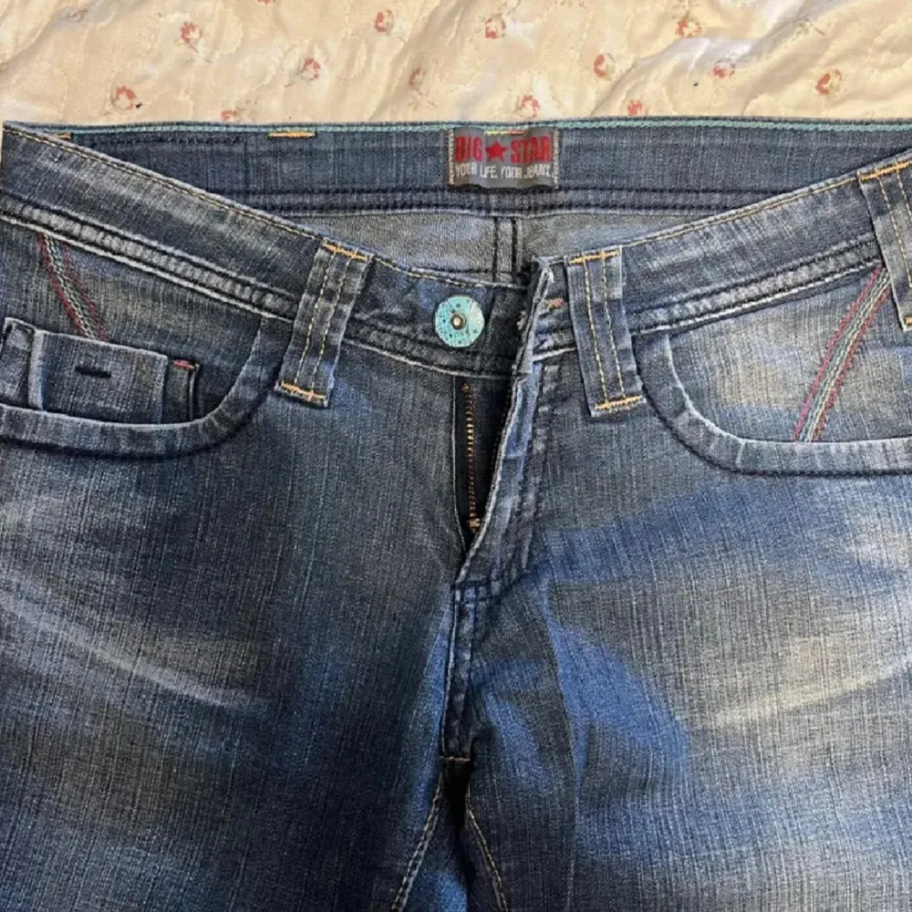 Sååå cola jeans från Big star⭐️midja rakt över:40cm innerbenslängd: 75cm (Knappen är flyttad nån cm kom privat för bild). Jeans & Byxor.