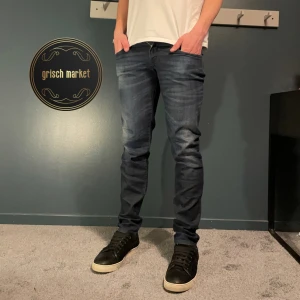 Diesel Jeans  - Ett par riktigt feta Diesel i mycket bra skick, inga defekter, skick 9/10 | size 29/32 som sitter alldeles för litet på mig, jag är 183cm 73kg | passar dig som är runt 175cm och 60kg | nypris 1600, priset är inte hugget i sten! |