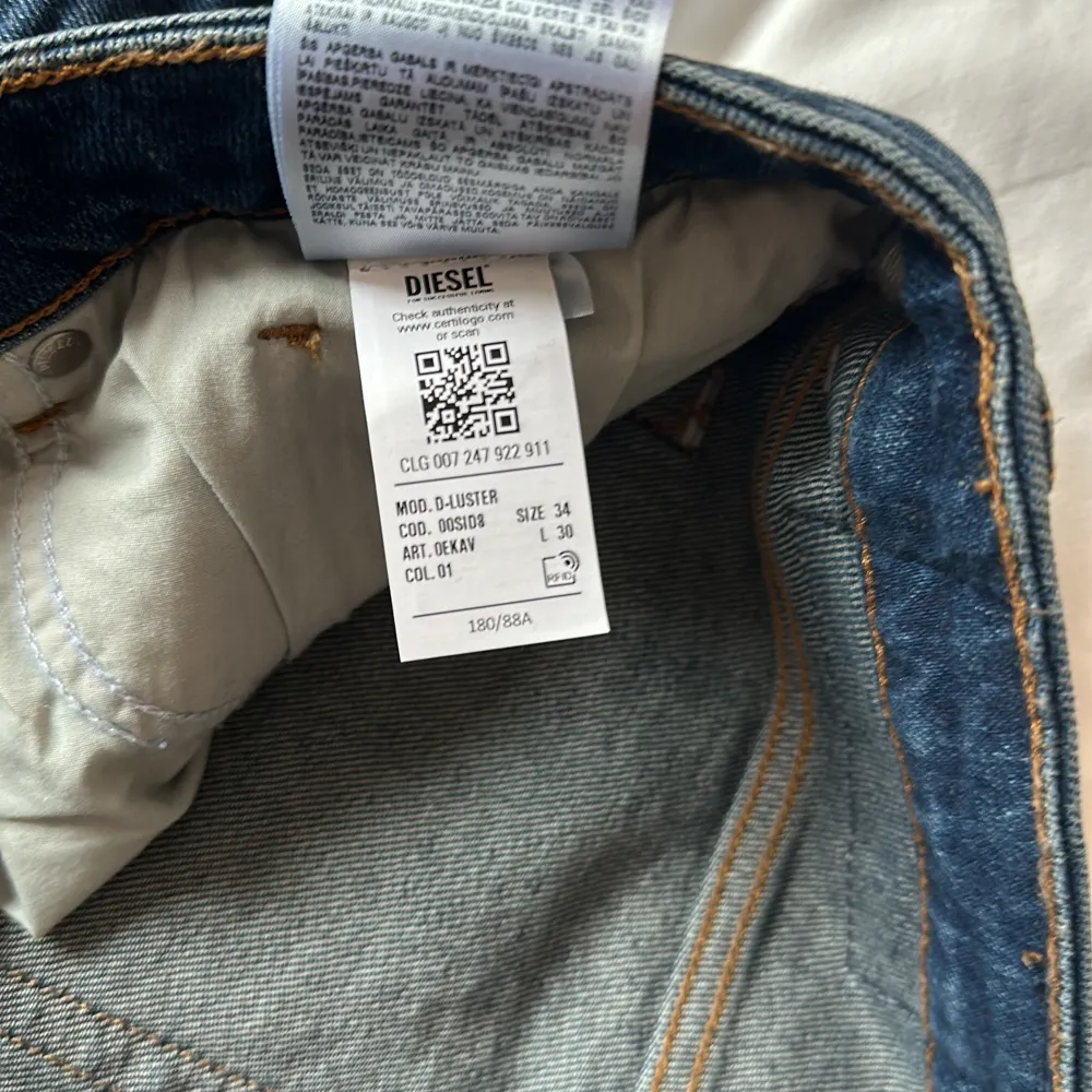 Tja, säljer ett par feta diesel jeans. De är helt nya. Tags och allt är kvar. Hör av er vid minsta fundering. Mvh ES Resell 💭💯💫. Jeans & Byxor.
