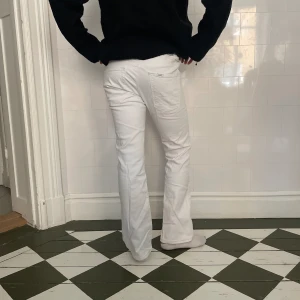Vita bootcut jeans  - Super snygga jeans som är lowwaist och bootcut! Nästan aldrig använda, från Lee