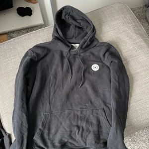 Wood bird hoodie  - Är i bra skick, bara legat i garderoben och skräpat, orginal pris 800kr 