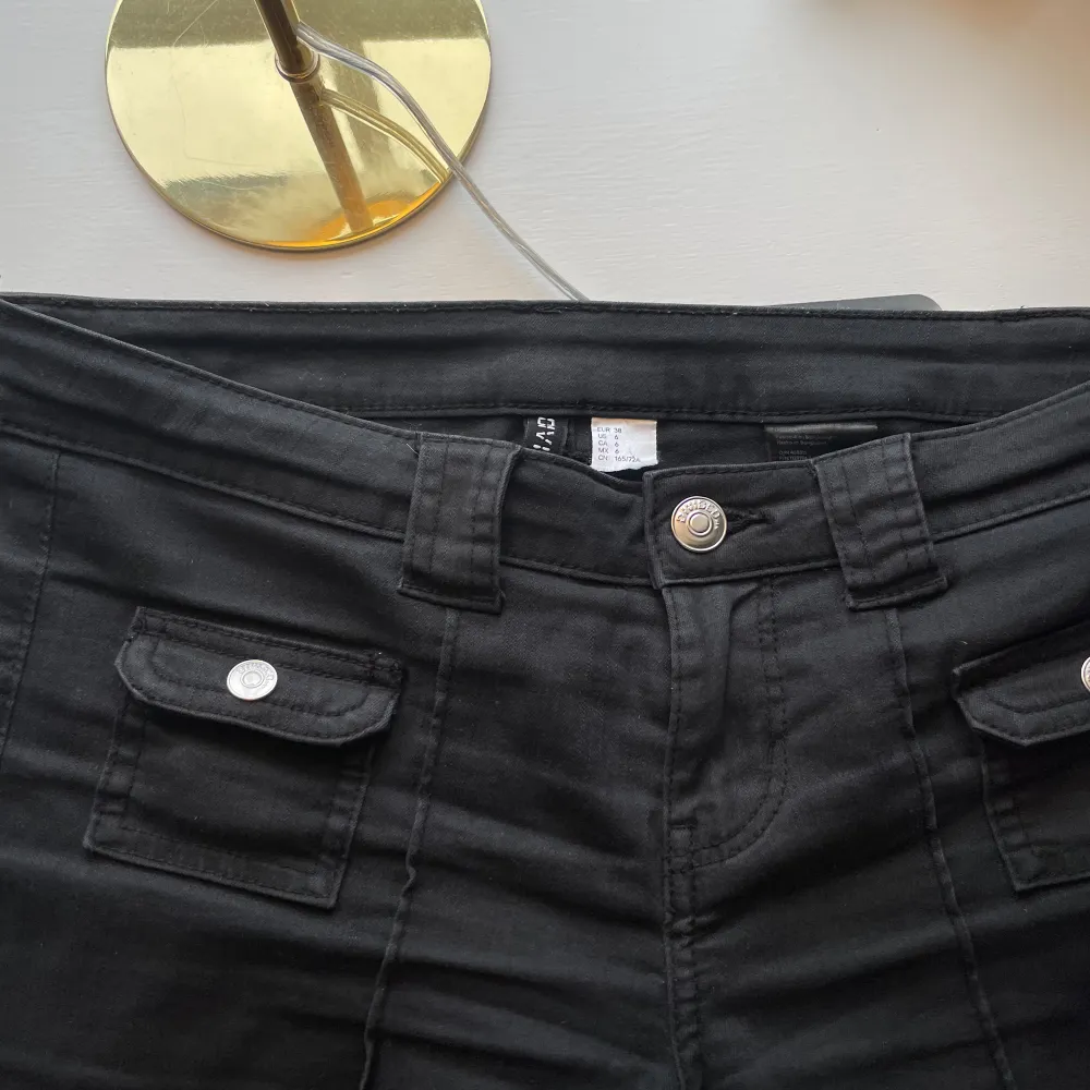 Supersnygga svarta jeans med detaljer från HM. Slutsålda💛. Jeans & Byxor.