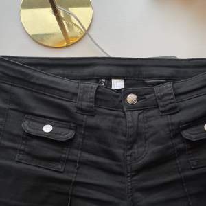Supersnygga svarta jeans med detaljer från HM. Slutsålda💛