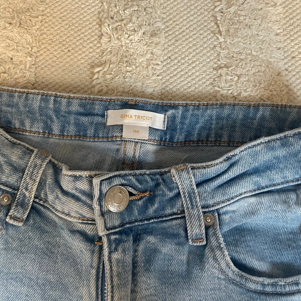 Jättefina blåa jeans från Gina som är i gott skick det ända är att de är lite slitna vid knäna (syns på bild 1) nypris 299kr. DMa för fler bilder (passform osv) . Jeans & Byxor.