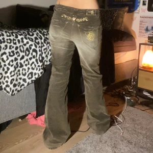 manchesterbyxor  - jätte coola manchesterbyxor med detaljer där bak🫶 Skulle säga att dem är lite lägre än midrise. Säljer då dem inte alls kommer till användning🫶 Dem är köpa second hand. 