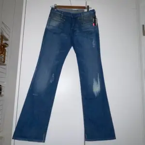 Helt nya supersnygga jeans som aldrig har kommit till användning pga liten storlek. Lapparna finns kvar på jeansen! Ordninarie pris: 1200kr