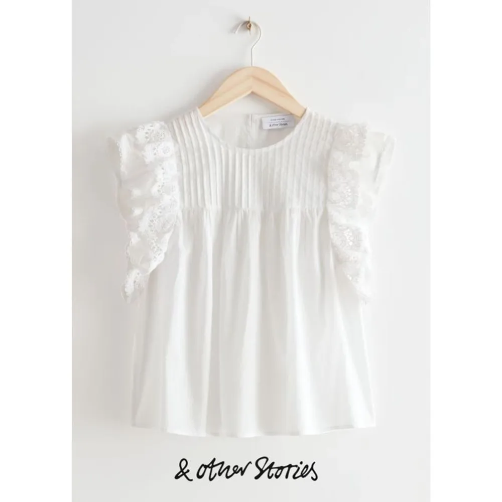 Så söt vit blus, perfekt nu till våren och sommaren💘 Väldigt bra skick🤩 Säljer blusen på bild 2!!!. Blusar.