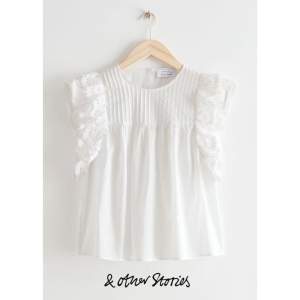 Så söt vit blus, perfekt nu till våren och sommaren💘 Väldigt bra skick🤩 Säljer blusen på bild 2!!!