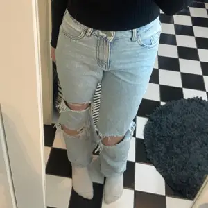 Raka/bootcut ljusblåa jeans med hål. 💕