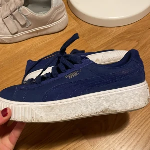 Puma skor  - Balla skor från puma🌟 säljs då de är försmå:( strlk 37. Använda fåtal gånger. Mörkblå med prickigt tyg och lite tjockare platåsula💙 Köpare står för frakt. Vid snabb affär kan pris diskuteras☺️