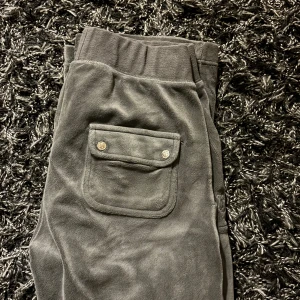 juciy couture byxor S - Bra skick, säljer dom för dom passar ej💖 Har tappat dom silver grejerna på snörena men arnas helt perfekta, säljer därför dom billiga 