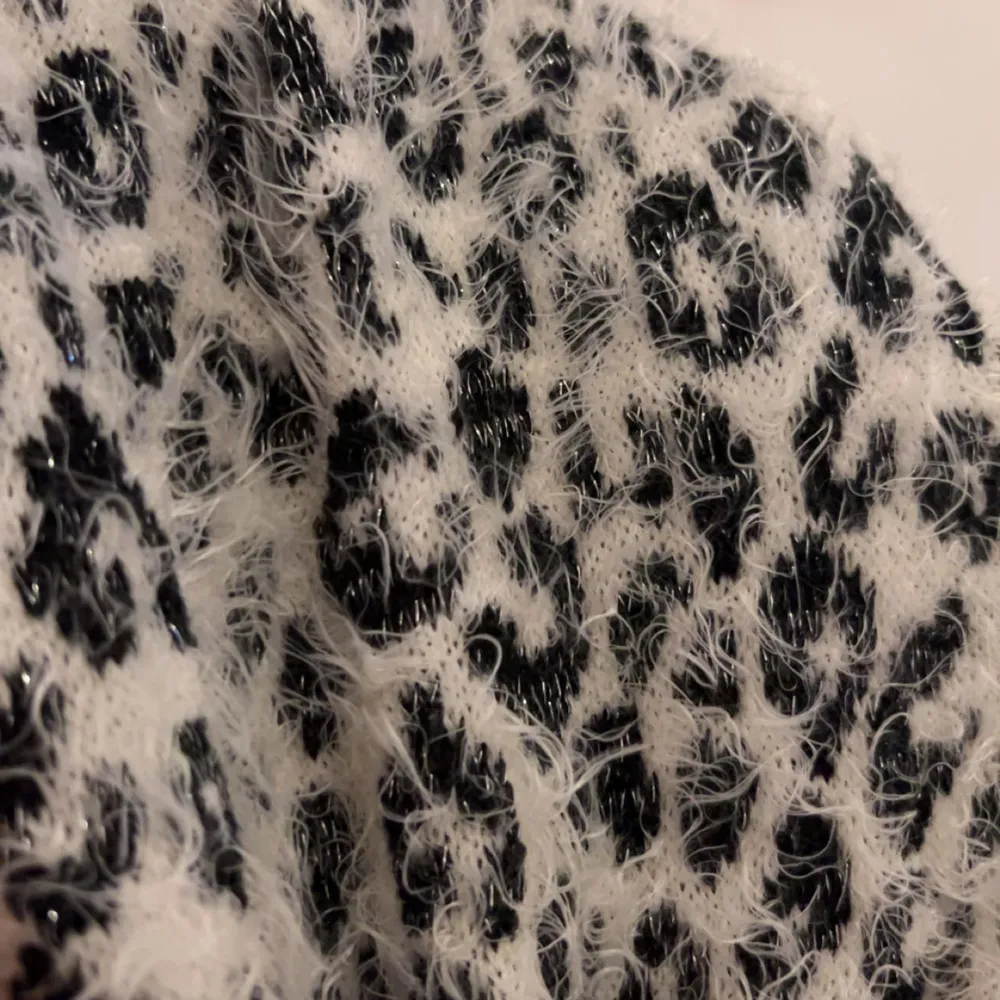 Svart vit leopard tubtopp skitsnygg fluffigt matrial osäker vars den kommer ifrån. Zara? Berska? Boho? Ganska säker att den där ifrån. Toppar.