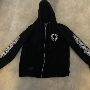 Chrome Hearts zip up - Knappt använd, as fet zip up. Skriv privat om du under något 💯 obs storleken är egentligen L enligt mig, väldigt liten xl 