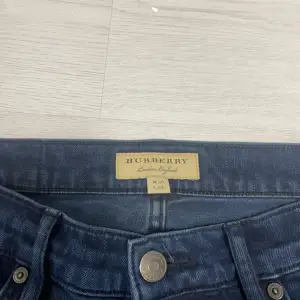 Säljer dessa äkta burberry jeans som har en nypris på 8tusen. Skicket är 9.5/10, de är som nya. Hör av er vid intresse!🟫