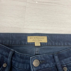 Jeans Burberry - Säljer dessa äkta burberry jeans som har en nypris på 8tusen. Skicket är 9.5/10, de är som nya. Hör av er vid intresse!🟫