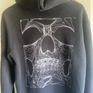 Svart hoddie  - En svart skön hoddie med ett stort tryck