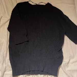 Tröja  - Säljer denna fina kroppade avströks som e lite större i armarna i storlek M passar även dom i storlek S 