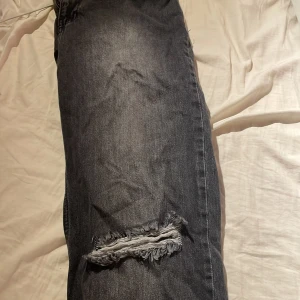 Jeans  - Säljer mina jeans från Nelly i storlek (38) då dom är för små sitter väldigt fint på dom är slim har 2 par i dessa 