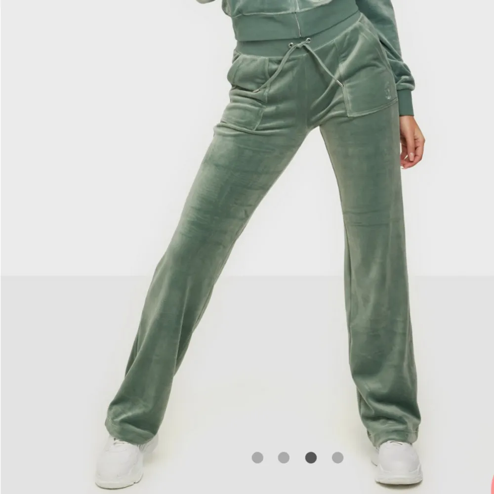 Juicy Couture del ray pocket pant i den ljus gröna färgen. I använt, men gott skick. Storlek Medium. Säljer på grund av att jag vill ha en annan färg🥰  Skriv om ni vill se bilder✨🤗. Jeans & Byxor.