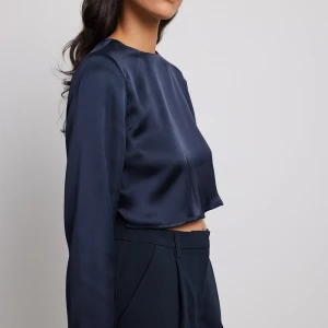 Långärmad fest topp  - Säljer denna snygga satin topp. Använd 2 gånger🥰 pris går att diskutera!!