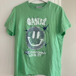 Grön Ganni T-shirt - Jättefint skick. Köpt på NK för 850 kr. Normal i storleken. 