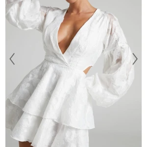 Klänning showpo  - Sjukt snygg klänning från showpo i storlek 36! Helt oanvänd! Säljer då den inte passade mig! kostade 1200 att beställa med tull därav priset❣️pris kan diskuteras!