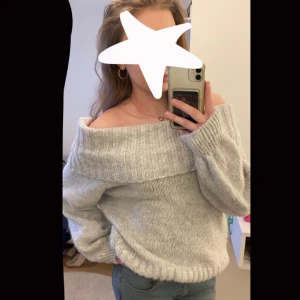 Off-sloulder stickad tröja - Super vacker off shoulder tröja 😍 gör lite ont att sälja men den kommer inte till användning. Köppt från gina för ca 400kr. Använt få antal gånger. Jätte bra skick! 
