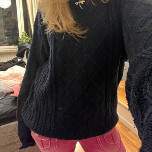 Mörkblå stickad🖤💙 - Kabelstickad💙jättenajs oversized! Har hund så den har lite hårstrån❣️står stl M men snarare L