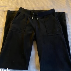 Juicy byxor! - Är ute på att byta dessa byxor till en större storlek alltså söker storlek S eftersom dessa är i XS, jätte bra skick, använt ca 4 gånger.  Kom privat om du vill ha mer bilder!💕