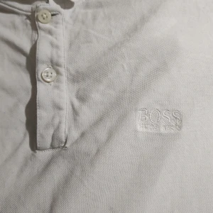 Hugo Boss piké - Nytt pris: 1200kr Mitt pris 150kr Säljer min piké då jag aldrig använt den. För mer frågor eller bilder så skriv.