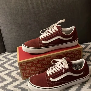 Vinröda vansskor storlek 45 - Skorna är använda endast 1 gång alltså  är de i ett bra skick. Original packet följer med.