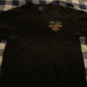 Tok frän Harley Davidson tröja - Storlek medium, riktigt cool tröja med tryck fram och bak, säljer för att jag aldrig använder den längre 