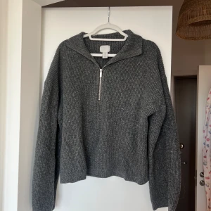 Stickad zip up tröja - Superfin stickad zip-up tröja från H&M. Storlek M. Använd ett par gånger men ändå i bra skick! 😊