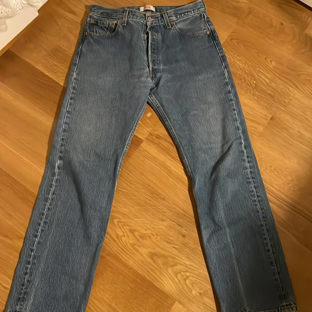 Världens finaste Levis jeans som tyvvär är för små på mig🌟 Levis x Justin Timberlake i modellen 501’s. Strlk 31/32. Köpare står för frakt!☺️. Jeans & Byxor.